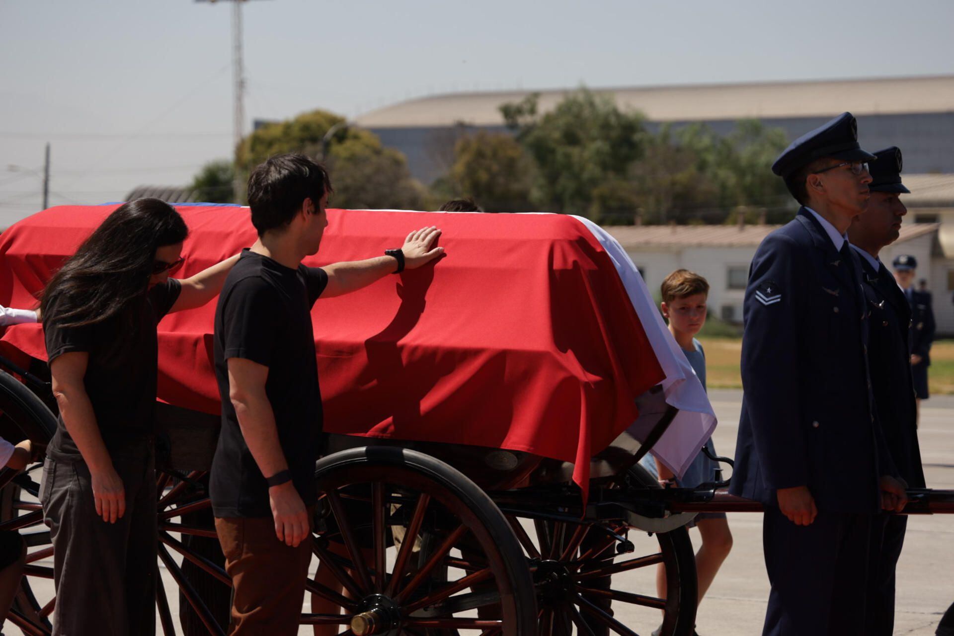 Relatives accompany the coffin of former president Sebastián Piñera after his arrival on a Chilean Air Force (FACh) plane in Santiago.  (EFE/Ailen Díaz).