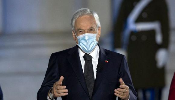 El presidente de Chile, Sebastián Piñera durante un homenaje a las víctimas de la pandemia del coronavirus COVID-19 en el palacio presidencial de La Moneda, en Santiago (Foto: CLAUDIO REYES / AFP).