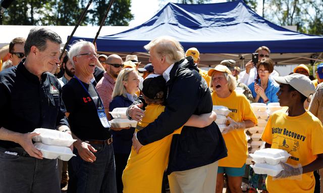 El presidente de Estados Unidos, Donald Trump, prometió el miércoles "100%" de ayuda al visitar zonas de Carolina del Norte devastadas por el huracán Florence. (Reuters).