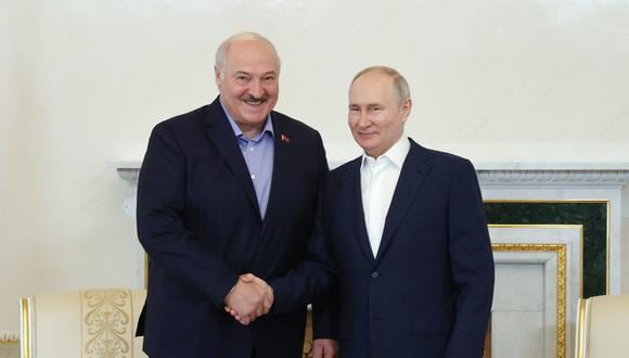 El presidente de Rusia, Vladimir Putin (R), y el presidente de Bielorrusia, Alexander Lukashenko (i). (Foto de Alexandr Demyanchuk / SPUTNIK / AFP)