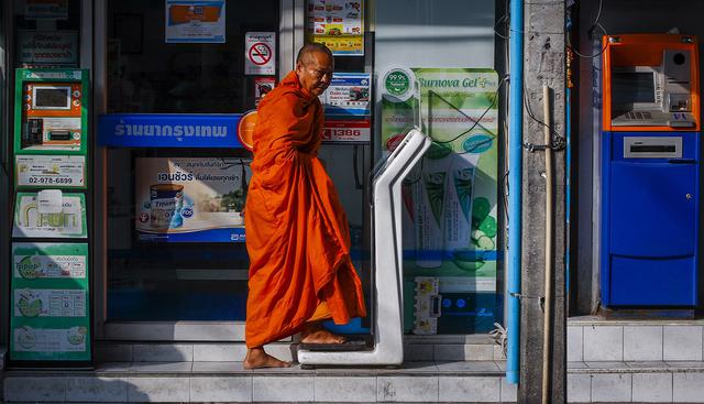 Los monjes budistas no pueden comer después del mediodía entre otras reglas de austeridad, pero en los últimos años se ha disparado el sobrepeso y la obesidad en los monasterios de Tailandia. (EFE)