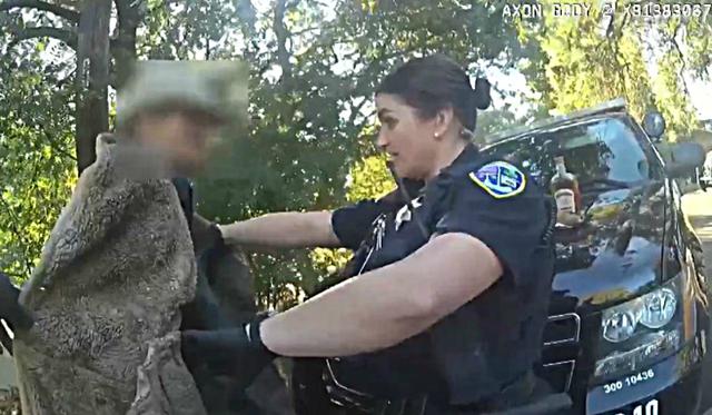 Se publicó en Facebook el instante en que una oficial de policía de Chico, California, se lleva un gran susto al toparse con un lagarto. (Foto: Captura)