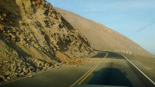 Sismo en Arequipa: cierran tránsito en la Panamericana Sur por deslizamiento de rocas