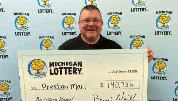 Preston Maki posa con su premio de la lotería. (Foto: Michigan Lottery)