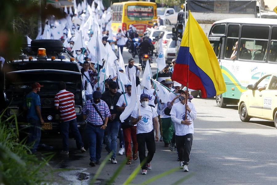 Centenares de excombatientes de la guerrilla de las FARC comenzaron este jueves un viaje  de protesta contra la violencia que se ha cobrado la vida de 234 de ellos desde que se firmó la paz en 2016. (Foto: EFE/Luis Eduardo Noriega A.)