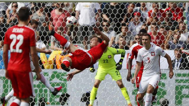 Eurocopa 2016: CUADRO X CUADRO del acrobático gol de Shaqiri - 12
