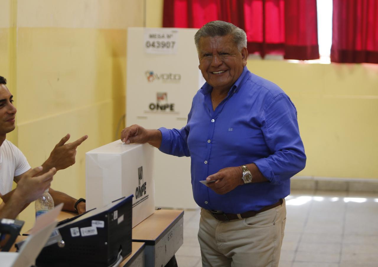 El presidente de APP, César Acuña, emitió su voto en San Isidro. (Foto: GEC)