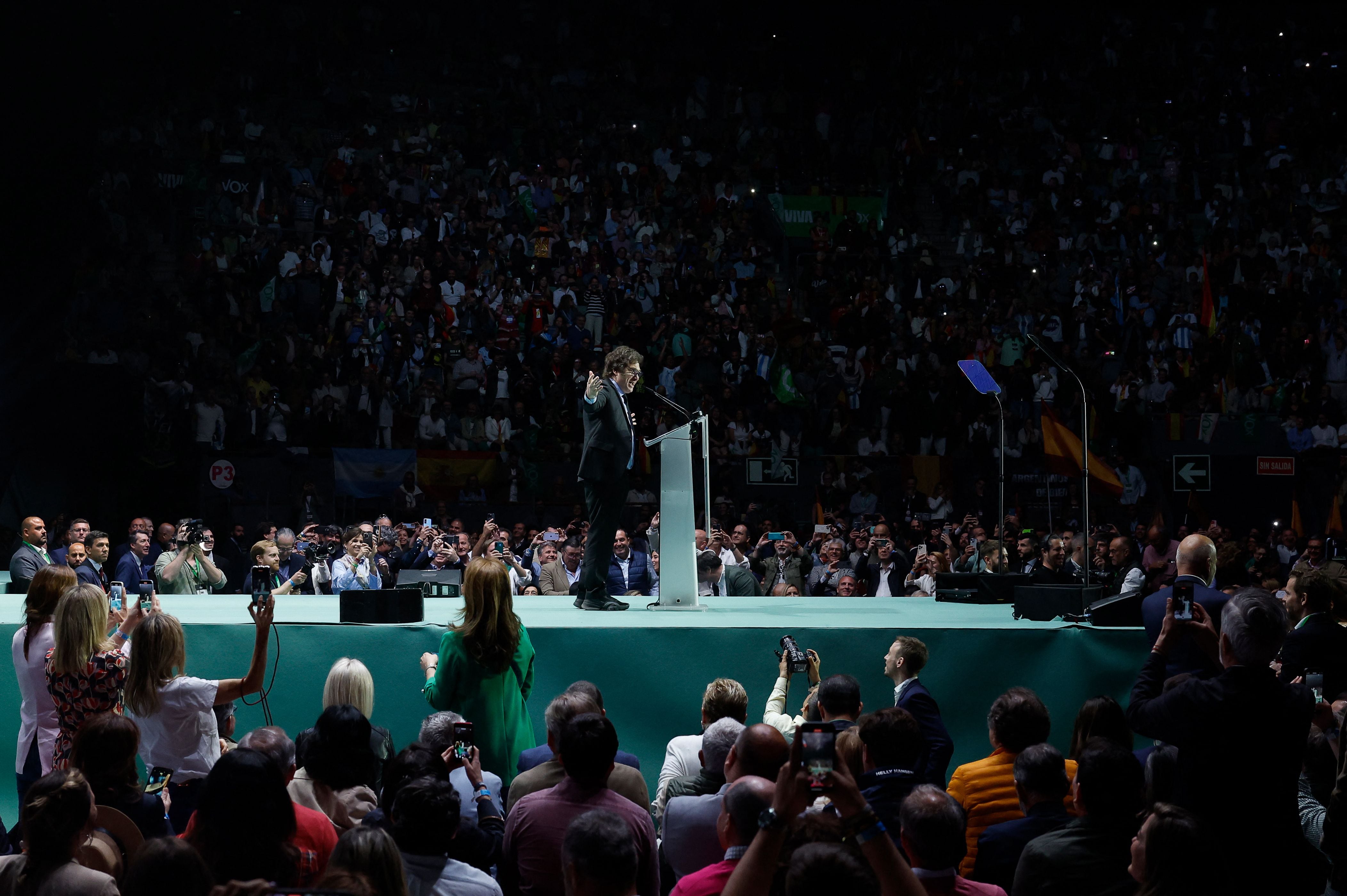 El presidente de Argentina, Javier Milei, pronuncia un discurso en el escenario durante la manifestación 'Europa Viva 24', de Vox. (Foto: AFP)