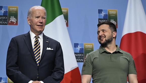 El presidente de los Estados Unidos, Joe Biden (izquierda), y el presidente de Ucrania, Volodymyr Zelensky. (Foto de ANDREW CABALLERO-REYNOLDS / AFP)