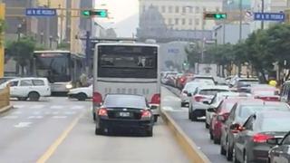 ¡No te pases! Auto del JNE invade el carril del Metropolitano [VIDEO]