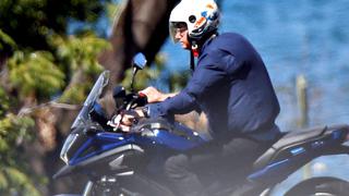 Jair Bolsonaro es visto manejando moto y conversando sin mascarilla con barrendero | FOTOS
