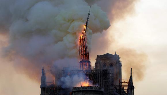 Francia lanza un concurso internacional para reconstruir la aguja de Notre Dame, destruida por el incendio que se desató el lunes. (AFP).