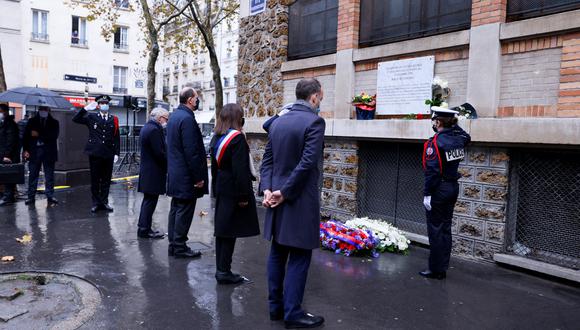 El primer ministro francés, Jean Castex, la alcaldesa de París, Anne Hidalgo, y otras autoridades se dan cita en un tributo a las víctimas del ataque terrorista del 13 de noviembre, en el que 130 personas fueron asesinada. EFE