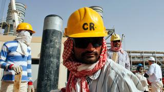 Precios del petróleo se desploman un tercio después de que Arabia lanza guerra de producción