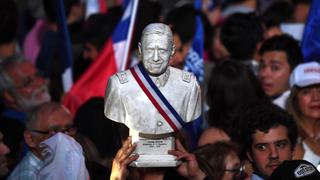 La derecha celebró el triunfo de Piñera con busto de Pinochet