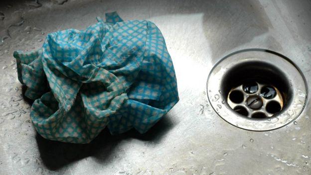 Los trapos de cocina son caldos de cultivo de gérmenes y hay que remojarlos en cloro para desinfectarlos.