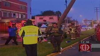 Surco: choque de furgoneta deja 2 heridos y un poste inclinado