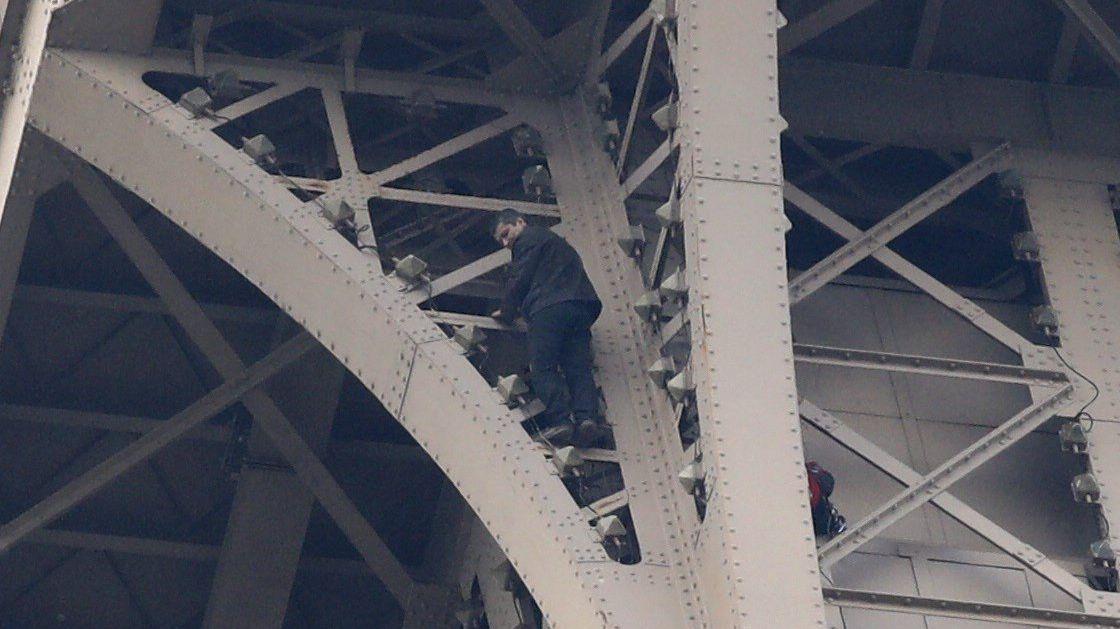 Detienen después de 6 horas al hombre que escaló la Torre Eiffel. (EFE).