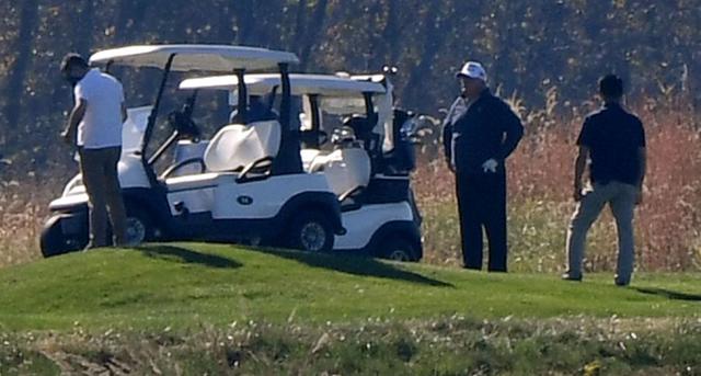 El presidente de los Estados Unidos, Donald Trump (2do derecha), juega al golf en el Trump National Golf Club en Sterling, Virginia. (AFP / Olivier DOULIERY).