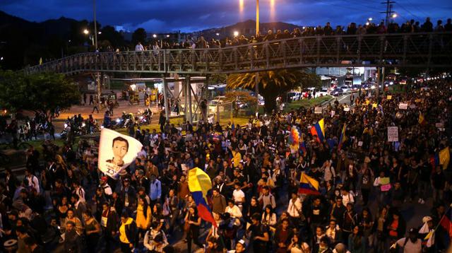 Colombianos de todas las clases participan en masa este miércoles en las protestas que exigen un cambio de rumbo al gobierno conservador de Iván Duque, que afronta el séptimo día de inusuales manifestaciones en la cuarta economía latinoamericana. (Reuters).