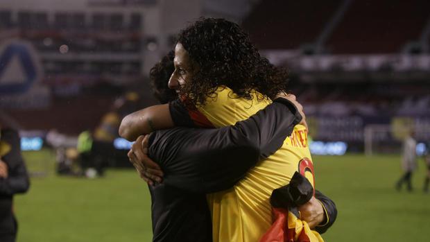 Fabián Bustos y Williams Riveros se funden en un abrazo. (Foto: Agencias)