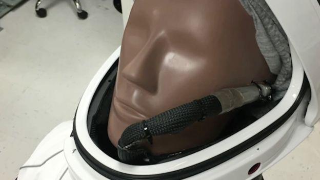 Ripley lleva un micrófono para grabar lo que oirían los astronautas en el módulo Dragon. (Foto: SpaceX)