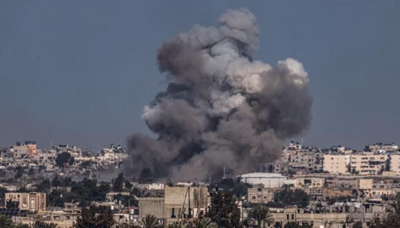 El humo se eleva sobre los edificios en Rafah, en el sur de la Franja de Gaza, durante el bombardeo israelí el 25 de enero de 2024, en medio de las batallas en curso entre Israel y el grupo militante palestino Hamás. (Foto de AFP)