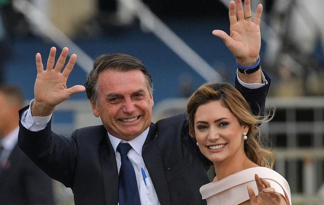 Jair Bolsonaro llegó al Congreso para asumir el cargo de presidente de Brasil en un Rolls Royce descapotable junto a su esposa Michelle. (AFP).