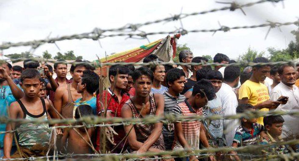 Un grupo de refugiados rohinyá tras una valla en "tierra de nadie" entre la frontera de Bangladesh y Birmania en el distrito de Maungdaw, estado Rakhine, oeste de Birmania. (Foto: EFE)