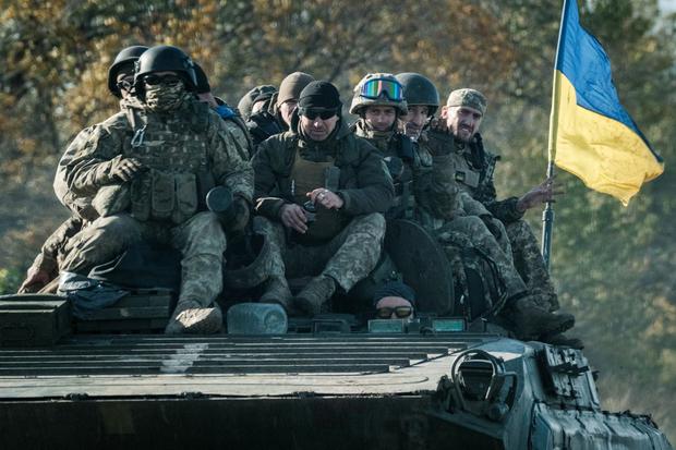 Ukrainian soldiers ride in an armored vehicle in Novostepanivka, Kharkiv region, on September 19, 2022, during the war with Russia.  (Yasuyoshi CHIBA / AFP).
