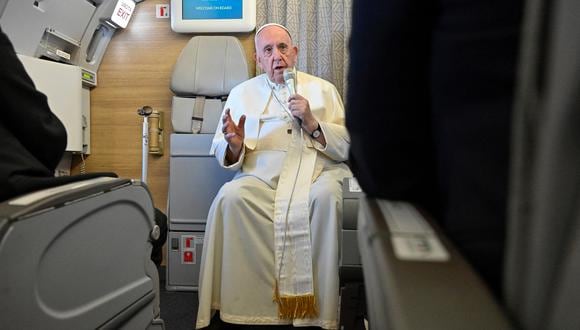 El Papa Francisco habla a bordo del avión que volaba de Nur-Sultan a Roma después de su visita de tres días a Kazajstán el 15 de septiembre de 2022. (Foto de Alessandro DI MEO / POOL / AFP)