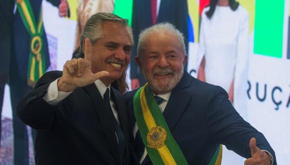 El presidente de Brasil, Luiz Inácio Lula da Silva, posa con el presidente de Argentina, Alberto Fernández, después de recibir la banda presidencial, en Brasilia, Brasil.