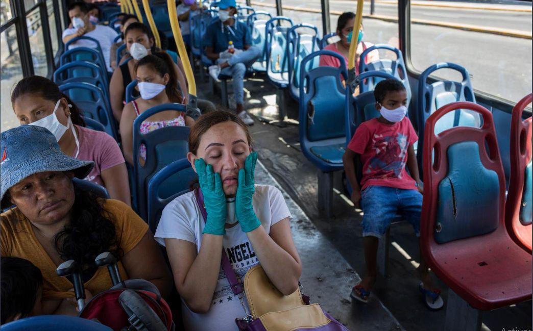 Nuestras formas de relacionarnos tendrán que ser otras a partir de ahora. Actividades que rompan con el aislamiento social serán inviables, y un grave cuello de botella es el transporte público. (Foto GEC)