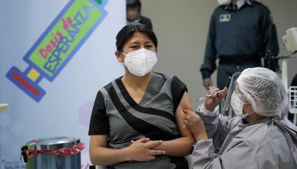 Un trabajador de la salud recibe una dosis de la vacuna Sputnik V (Gam-COVID-Vac) contra la enfermedad por coronavirus (COVID-19) en el Hospital del Norte en El Alto, en las afueras de La Paz, Bolivia. (Foto: REUTERS / David Mercado).