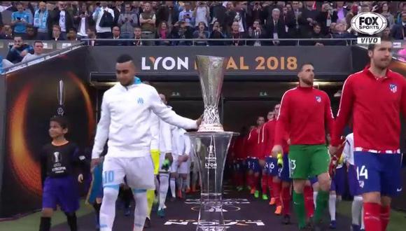 Dimitri Payet tocó el trofeo de la Europa League minutos antes de iniciarse la final entre el Atlético de Madrid y el Marsella. El francés retó la supuesta maldición de tocar la copa en una final (Foto: Twitter)