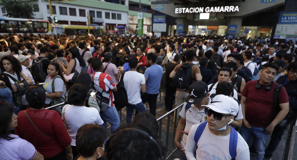 Varias personas esperaron largos minutos para poder ingresar a la estación Gamarra del metro, tras el cierre de once estaciones por imperfectos en la Línea 1.