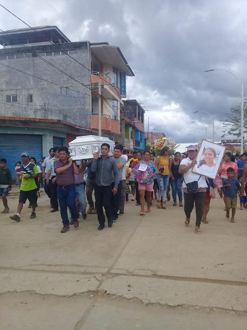 Los vecinos de San Lorenzo y la familia de Isabel llevaron su féretro hasta el frontis de la comisaría exigiendo justicia. (Foto: Difusión)