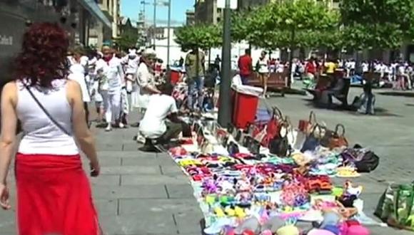Manteros durante las celebraciones de San Fermín. (Foto: captura de pantalla)