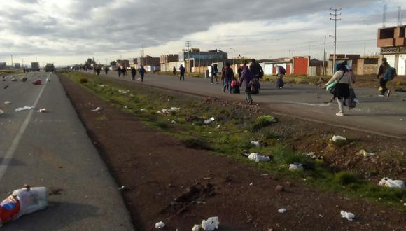 Los viajeros, entre ellos decenas de turistas, están perjudicados al tener que caminar varios kilómetros con sus equipajes para proseguir con sus rutas. (Foto: Carlos Fernández)