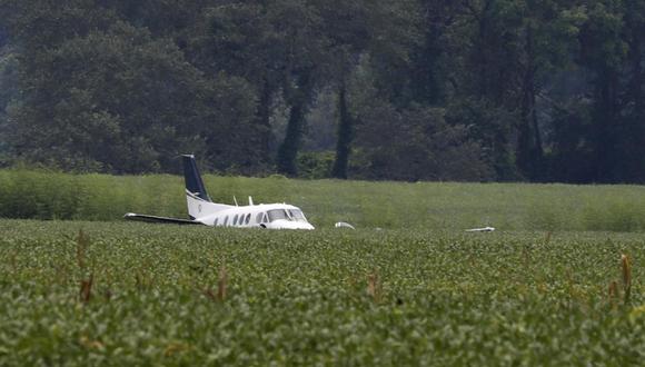 Una avioneta robada por un empleado aeroportuario yace sobre un cultivo de soya donde la aterrizo´cerca de Ripley, Mississippi.