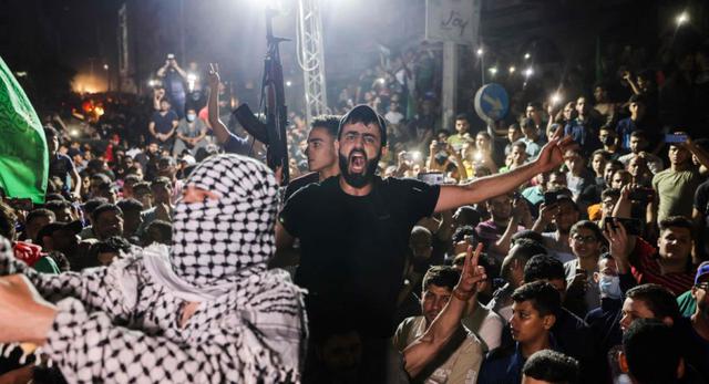 Los palestinos celebran en las calles tras un alto el fuego negociado por Egipto entre Israel y el movimiento islamista gobernante Hamas en la Franja de Gaza en la ciudad de Gaza. (AFP / MOHAMMED ABED).