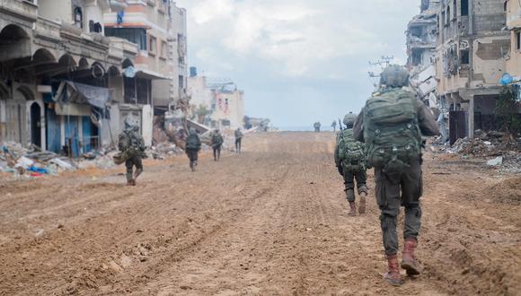 Tropas durante una operación militar en el norte de la Franja de Gaza en medio de continuas batallas entre Israel y el grupo militante palestino Hamás, el 16 de noviembre de 2023. (Foto de Ejército israelí / AFP)