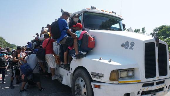 Migrantes centroamericanos abordan camiones para continuar con su caravana hacia EE. UU., este viernes en la comunidad de Santiago Niltepec, en el estado de Oaxaca (México). (Foto: EFE/Daniel Ricardez).