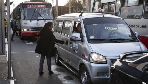 La presencia de colectivos en corredores viales genera caos y hace que buses manejen con lentitud, perjudicando a usuarios. (foto: José Rojas)