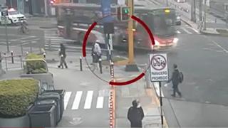 Accidente en Miraflores: el momento en que chofer de bus arrolló a joven en scooter [VIDEO]