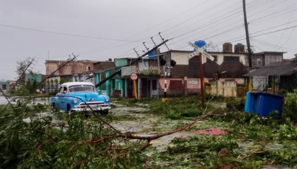 Un automóvil transita entre los escombros dejados por el paso del huracán Ian, en Pinar del Río (Cuba). (Foto de EFE / Yander Zamora)