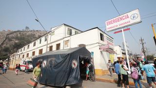 Consultorios médicos de hospital funcionan en calles de Ate
