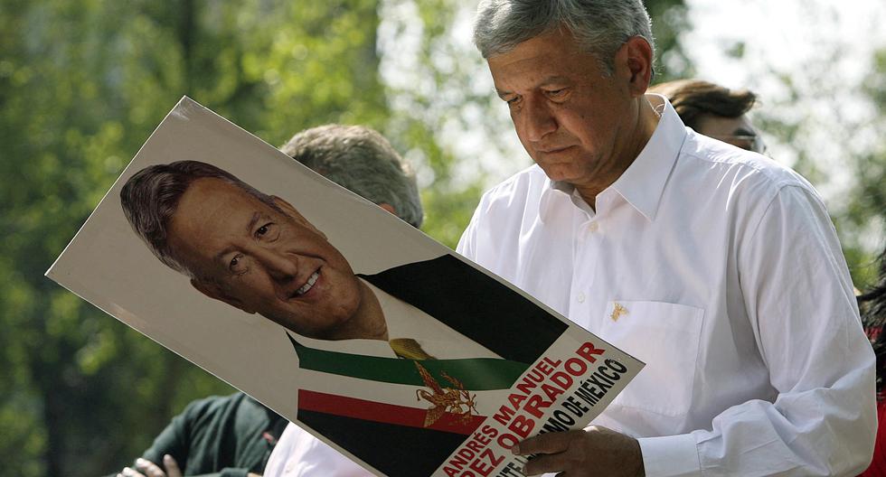 Andrés Manuel López Obrador firma un cartel durante una protesta contra la toma de posesión del nuevo presidente mexicano Felipe Calderón el 1 de diciembre de 2006 en la Ciudad de México. (Foto de YURI CORTEZ / AFP).
