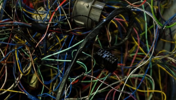 Conoce algunas ideas prácticas para organizar los cables que tienes en tu hogar. (Foto: Pexels/cottonbro).