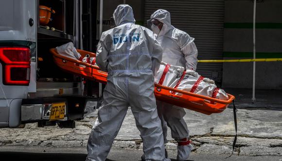 Foto referencial. Un cadáver de una víctima del coronavirus es trasladado en Colombia. Foto: AFP / JOAQUIN SARMIENTO